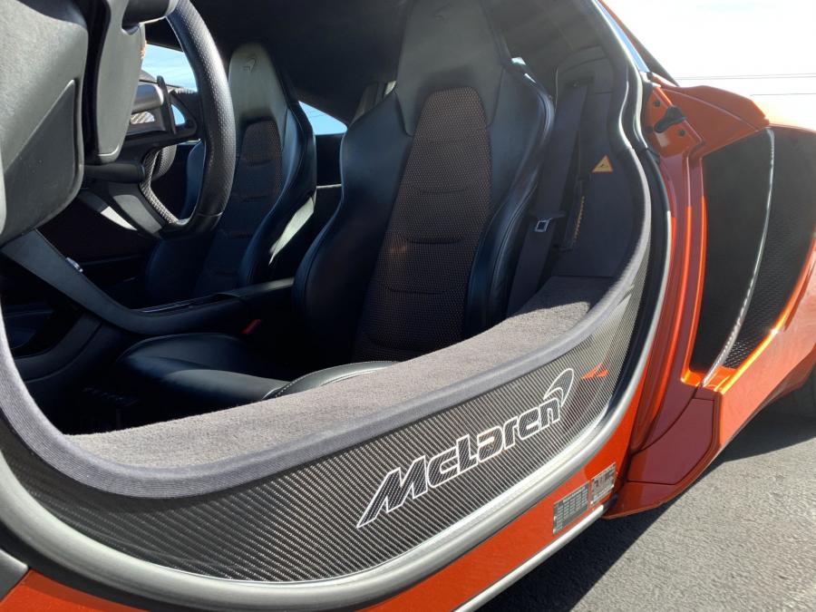 Детали интерьера McLaren MP4-12C 2012 года  (фото 38 из 48)